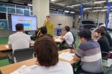 제주 블루핸즈 직원들 전기차 정비 맡겨만 주세요
