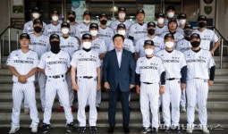 연천미라클야구단 김광철 연천군수에 감사패 전달