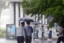 비싸도 살수밖에 장마에 편의점 우산 매출 161%↑