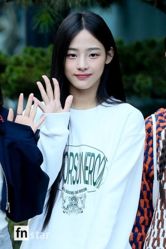 [포토] 뉴진스 민지, '살짝 미소'