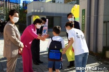 과천갈현초 개교…신계용 시장 첫 등교 응원인사