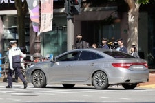 교차로 횡단보도 빨간불로 바뀌자 우회전 적발... 신호 바뀌었어도 보행자 있으면 무조건 멈춰야 [현장르포]