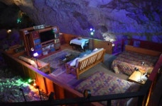 하룻밤 143만원 지하 60ｍ 동굴 모텔에 사흘째 강제숙박…관광객들 무슨일