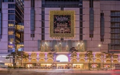 명동 상권 되살아나나...롯데·신세계 본점 눈부신 외관