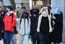 퇴근길 대란 오나.. 한파에, 파업에 고단한 직장인들 [오늘의 사진]