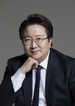 뮤지컬이든, 영화든 영웅의 매력은 음악 [김덕희의 온스테이지]