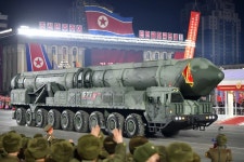 北열병식에 신형 고체 연료 ICBM 등장…핵공격능력 과시