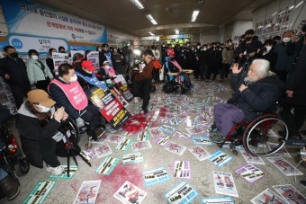 전장연, 승강장에 스티커 수백장 붙이고 빨간 페인트칠..