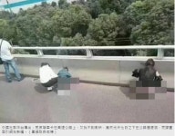 얼마나 급했으면... 中남·녀·아동, 대낮 도로변서 무더기 용변