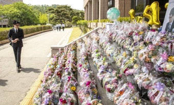 ‘꽃길’로 변한 ‘취임 1주년’ 한동훈의 출근길...“비판해준 분도 감사”