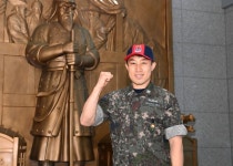 “살려주세요” 외침에 바다에 뛰어들었다..시민 목숨 구한 해군 부사관 [따뜻했슈]