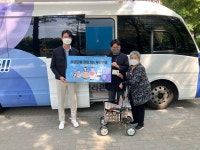 어르신 위해 달리는 우리은행 위(we)버스 눈길