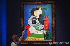 피카소 연인 초상화 1800억원에 낙찰..피카소 작품 중 역대 두 번째 최고가 기록