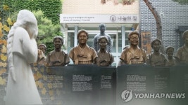 위안부 할머니 보조금 꿀꺽…나눔의집 前 소장, 징역 2년[서초카페]