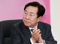 中企 성장에 앞장…김기문 회장, 이영 장관에 감사패 전달