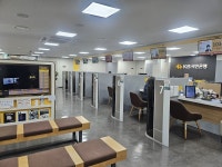 점심시간인데 대기줄 없어… 반차내고 은행 안가도 돼 좋아 [현장르포]