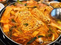 두돌아기 부대찌개 안시켰다고 진상 취급 vs 무한리필 집인데 [어떻게 생각하세요]