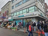 충남 서산에서 통장 만들러 왔어요 매주 일요일 200명 외국인 손님 포용한 하나은행 원곡동지점[현장르포]