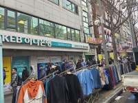 충남 서산에서 통장 만들러 왔어요 매주 일요일 200명 외국인 손님 포용한 하나은행 원곡동지점[현장르포]