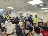 충남 서산에서 통장 만들러 왔어요 매주 일요일 200명 외국인 손님 포용한 하나은행 원곡동지점[현장르포]