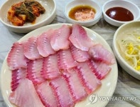 식당에 홍어 싸와 먹더니…항의하는 주인에게 탈취제 뿌린 손님들