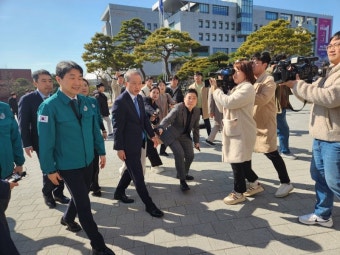 전북대 찾은 이주호 부총리… 의대 교수진은 침묵 시위