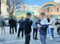 학교 앞이 담배성지예요..대기업 직원들 점심 먹고 뻑뻑, 그 사이에 경찰도 있었다