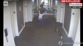 전 여친 내팽개치고 발길질…