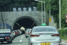 터널 입구 ‘꾀끼깡꼴끈’…안전 논란에 23일 밤 철거