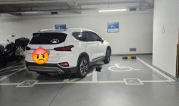 내가 본 주차 중 최고..자리도 많은데, 장애인구역 두칸 차지 주차빌런