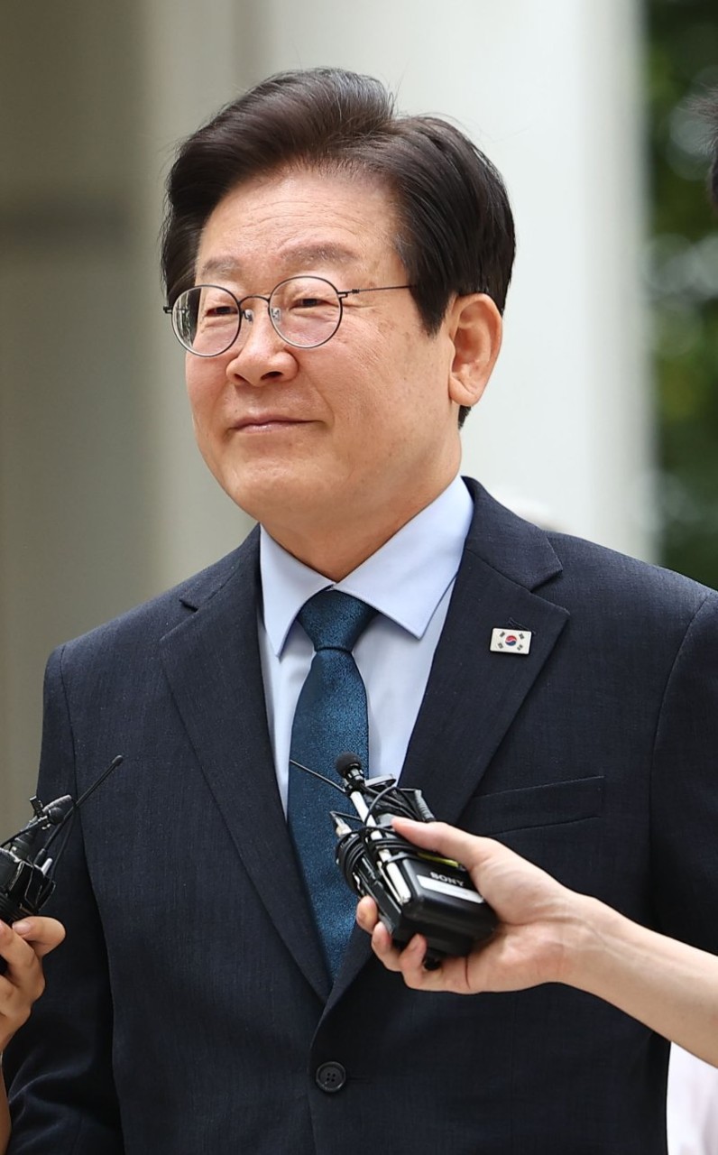이재명 대통령, 대북송금 혐의 관련 모든 형사 사건 재판 연기되어