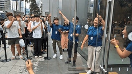 새벽부터 왔어요 미칠 것 같다 아이폰16 국내 출시에 매장 앞 북적 [1일IT템]