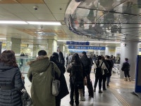 [르포] 회사 갈 수가 없어요 기록적 폭설에 버스 끊기고 지하철 못 타 출근 포기
