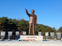 경북도청 천년 숲에 박정희 동상 세워져