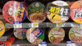 컵라인 뚜껑에 이것..휴대폰으로 찍어보니