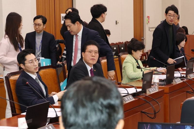 국회, 명태균 특검법 통과 및 야당 반발에 입혀되며 정치 논란 확산