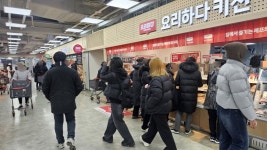 오며가며 한끼 해결 델리 매대마다 긴줄 [현장르포]