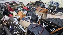 서울시, 명동서 위조명품 판매 일당 적발...압수품 1200점