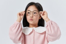 근시로 안경쓰는 아이, 안과 검진 잊지마세요