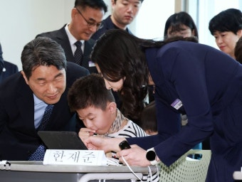 이주호, AI 교과서 활용 수업 참관