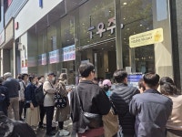 이게 뭐하는 거냐 SKT 유심 교체 첫날 아비규환.. 실랑이도