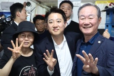 꼭 당선되셔유 김문수보다 인기 더 많네 이준석 반긴 천안 중앙시장[르포]