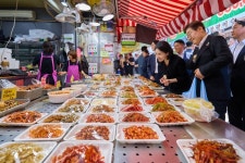 삼식이 李대통령, 남성시장서 40분간 어떤 먹거리 샀을까