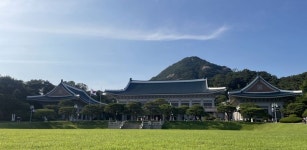 종로구 청와대로 1 찾는 사람들…대통령에게 청와대 양보해야죠