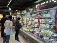 과일 살 엄두 못냈는데..소비자들, 폭우 뚫고 대형마트 찾은 이유 [르포]