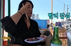 "불편 겪은 분들께 죄송"…불친절 논란에 고개 숙인 속초 오징어 난전