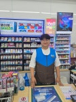 새벽 3시 소주 1병 산 낯선 손님, 지켜봤더니 음독 시도 편의점주 온몸으로 막았다