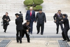 트럼프-김정은, 판문점 2차회담 가능성 더 커져...통일부.유엔사 APEC때 JSA 견학 중단