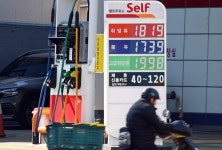 국내 휘발유 가격 올 들어 최고치.. 일본보다 100원 이상 비싸