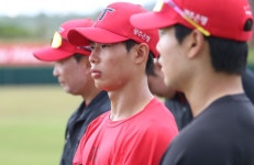 “신인 김민규, 동나이대 김호령보다 타격 낫다”… 이범호 감독이 극찬한 '차세대 중견수' 누구길래?